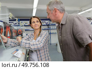 female seller assisting customer with tools. Стоковое фото, агентство Ingram Publishing / Фотобанк Лори