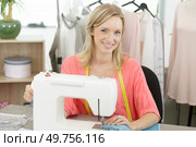 portrait of female dressmaker using sewing machine. Стоковое фото, агентство Ingram Publishing / Фотобанк Лори
