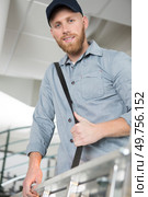 optimistic worker smiling at the camera. Стоковое фото, агентство Ingram Publishing / Фотобанк Лори