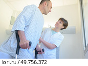nurse helping patient to walk with crutches. Стоковое фото, агентство Ingram Publishing / Фотобанк Лори