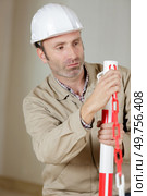 builder man working with chain. Стоковое фото, агентство Ingram Publishing / Фотобанк Лори