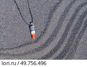 Seven chakras healing crystals pendulum. Witchcraft, herbal medicine and healing, Magic healing Rock for Reiki Crystal Ritual, Witchcraft, spiritual esoteric practice. Healing crystals pendulum on black sand background. Стоковое фото, агентство Ingram Publishing / Фотобанк Лори