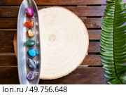 seven chakras stones over wooden background, energy healing concept, copy space. seven chakras stones, energy healing concept. Стоковое фото, агентство Ingram Publishing / Фотобанк Лори