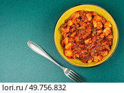 Stewed potatoes with minced turkey or ragout. German food. Space for text.. Roast potatoes and ground turkey. Стоковое фото, агентство Ingram Publishing / Фотобанк Лори