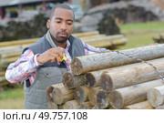 a man is measuring posts. Стоковое фото, агентство Ingram Publishing / Фотобанк Лори