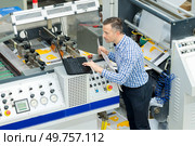 man working at a printer factory. Стоковое фото, агентство Ingram Publishing / Фотобанк Лори