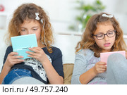 Two girls playing computer games. Стоковое фото, агентство Ingram Publishing / Фотобанк Лори