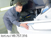 a male worker is fixing a caravan. Стоковое фото, агентство Ingram Publishing / Фотобанк Лори