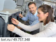 Man and woman fitting table surround. Стоковое фото, агентство Ingram Publishing / Фотобанк Лори