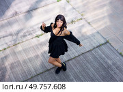 Top view of a cool dancer performing in the street in summer. Cool dancer performing in the street in summer. Стоковое фото, агентство Ingram Publishing / Фотобанк Лори