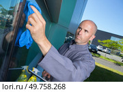 a man is glass cleaning. Стоковое фото, агентство Ingram Publishing / Фотобанк Лори
