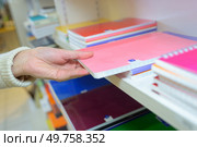 buying a notepad. Стоковое фото, агентство Ingram Publishing / Фотобанк Лори