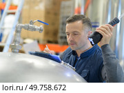 industrial worker in metal factory. Стоковое фото, агентство Ingram Publishing / Фотобанк Лори