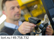 worker with bar code reader scanning product. Стоковое фото, агентство Ingram Publishing / Фотобанк Лори