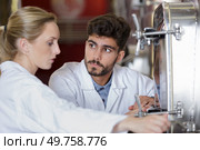 workers checking wine qualities in manufactory. Стоковое фото, агентство Ingram Publishing / Фотобанк Лори