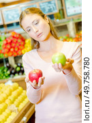 Lady holding red apple in one hand and a green apple in the other. Стоковое фото, агентство Ingram Publishing / Фотобанк Лори