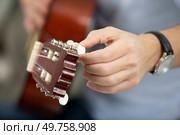 hands fixing old classic guita. Стоковое фото, агентство Ingram Publishing / Фотобанк Лори