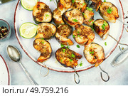 Fish shashlik on skewers. Grilled mackerel skewers. BBQ.. Mackerel fish on skewers. Стоковое фото, агентство Ingram Publishing / Фотобанк Лори