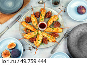 Grilled chicken satay skewers with fig sauce. Flat lay.. Homemade chicken skewers with figs chutney. Стоковое фото, агентство Ingram Publishing / Фотобанк Лори