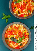 Minestrone, traditional Italian soup made from seasonal vegetables and pasta. Healthy vegetarian meal. Top view.. Italian vegetable soup Minestrone. Стоковое фото, агентство Ingram Publishing / Фотобанк Лори