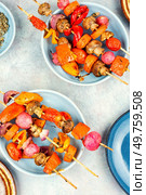 Colorful and healthy grilled vegetable skewers. Healthy food. Top view.. Roasted vegan skewers. Стоковое фото, агентство Ingram Publishing / Фотобанк Лори
