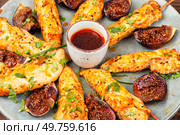 Grilled chicken satay skewers with fig sauce. Close up.. Homemade chicken skewers with figs chutney. Стоковое фото, агентство Ingram Publishing / Фотобанк Лори