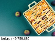 Cheese pie with phyllo pastry, cheese and figs. Bakery. Copy space.. Tasty figs pie with fila dough. Стоковое фото, агентство Ingram Publishing / Фотобанк Лори