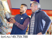 customer and seller at harware store. Стоковое фото, агентство Ingram Publishing / Фотобанк Лори