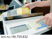 Weighing cheese on electronic scales. Стоковое фото, агентство Ingram Publishing / Фотобанк Лори
