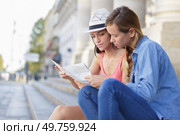 lost and confused girl friends looking for directions on map. Стоковое фото, агентство Ingram Publishing / Фотобанк Лори