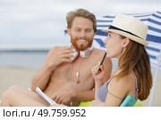 girlfriend on the beach thinking for a story to write. Стоковое фото, агентство Ingram Publishing / Фотобанк Лори