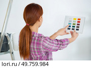 rear view of woman assessing colour chart. Стоковое фото, агентство Ingram Publishing / Фотобанк Лори