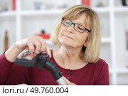 mature woman ready for hoovering with vacuum cleaner at home. Стоковое фото, агентство Ingram Publishing / Фотобанк Лори