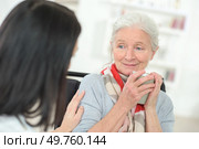 Giving an old lady a coffee. Стоковое фото, агентство Ingram Publishing / Фотобанк Лори