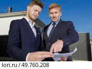 business people sign a contract. Стоковое фото, агентство Ingram Publishing / Фотобанк Лори