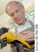 a shoemaker is repairing heel. Стоковое фото, агентство Ingram Publishing / Фотобанк Лори