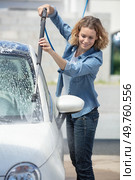 young woman washing her car with sponge. Стоковое фото, агентство Ingram Publishing / Фотобанк Лори