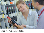 reading the wine label. Стоковое фото, агентство Ingram Publishing / Фотобанк Лори