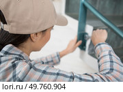 young woman electrician screwing stairs. Стоковое фото, агентство Ingram Publishing / Фотобанк Лори