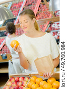 a woman loves the oranges. Стоковое фото, агентство Ingram Publishing / Фотобанк Лори