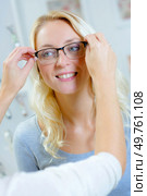 Lady being fitted with glasses. Стоковое фото, агентство Ingram Publishing / Фотобанк Лори