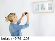 woman takes picture of paintings. Редакционное фото, агентство Ingram Publishing / Фотобанк Лори