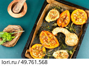 Tray of roasted butternut squash. Dish of baked Butternut squashes ready to eat.. Baked Butternut Squash. Стоковое фото, агентство Ingram Publishing / Фотобанк Лори