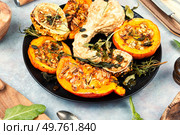 Dish of baked Butternut squashes ready to eat.. Baked Butternut Squash. Стоковое фото, агентство Ingram Publishing / Фотобанк Лори