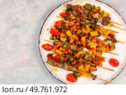 Lamb skewers with vegetables. Kebabs or lamb shish kebab. Space for text.. Juicy lamb kebab with vegetables. Стоковое фото, агентство Ingram Publishing / Фотобанк Лори