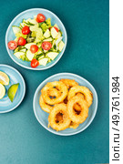 Deep batter fried squid rings calamari and fresh vegetable salad.. Battered squid rings,seafood. Стоковое фото, агентство Ingram Publishing / Фотобанк Лори