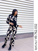 Vertical photo with copy space of an hispanic modern dancer gesturing standing on street in an urban space. Hispanic modern dancer gesturing standing on street. Стоковое фото, агентство Ingram Publishing / Фотобанк Лори