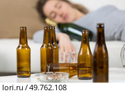 girl in depression drinking alcohol in solitude. Стоковое фото, агентство Ingram Publishing / Фотобанк Лори