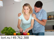 happy couple cooking vegetables together. Стоковое фото, агентство Ingram Publishing / Фотобанк Лори