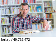 a man with books posing. Стоковое фото, агентство Ingram Publishing / Фотобанк Лори